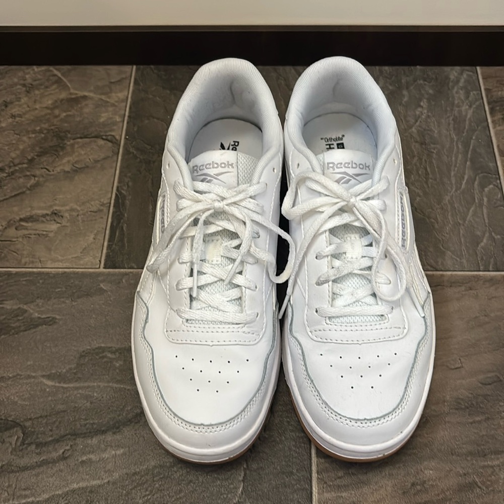 Perfect white Reebok sneakers size 9